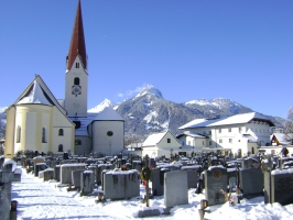Blick in den Friedhof mit der Dekanatspfarrkirche Breitenwang
