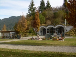 Aufbahrungshalle im Friedhof am Kapellenbichl